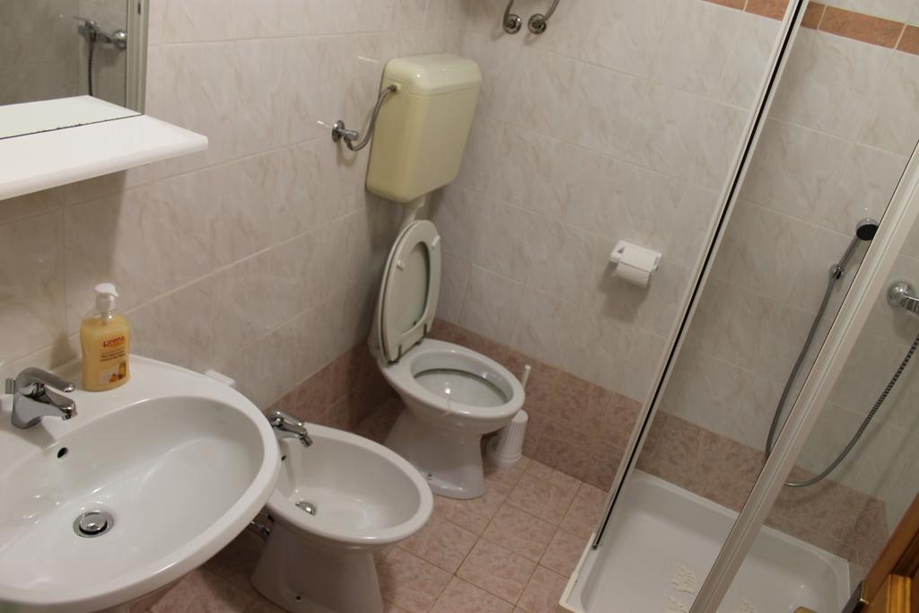 Apartments Mestri Groznjan Bilik gambar