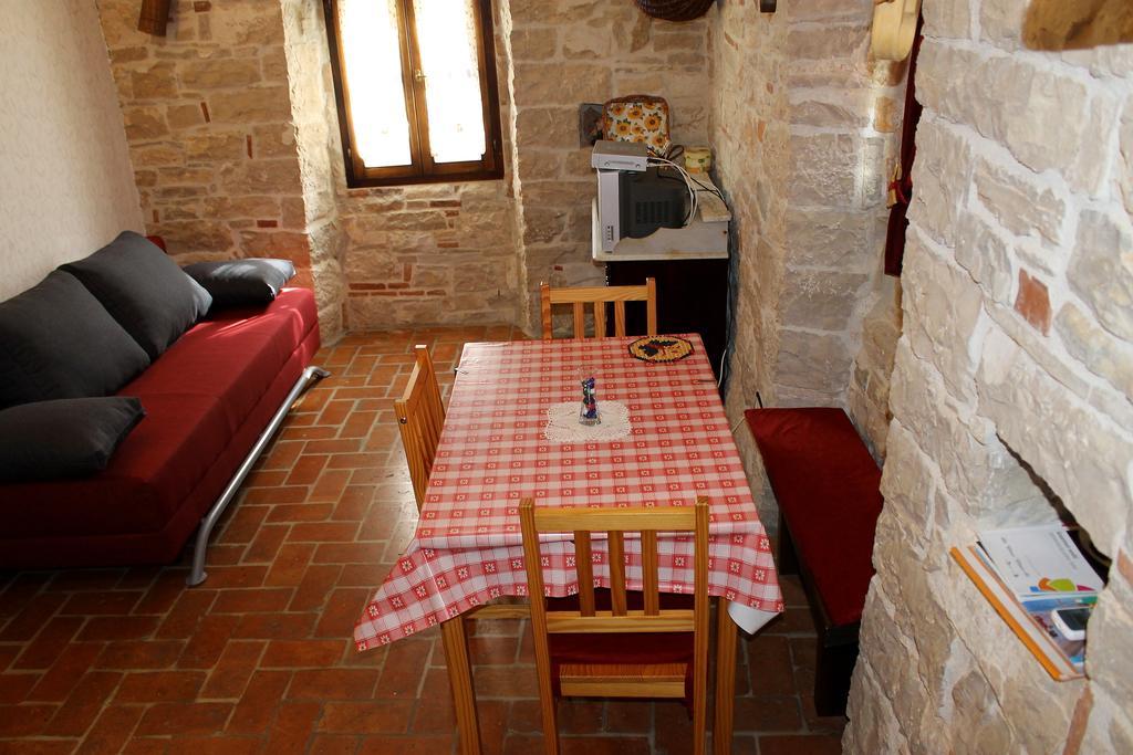 Apartments Mestri Groznjan Luaran gambar